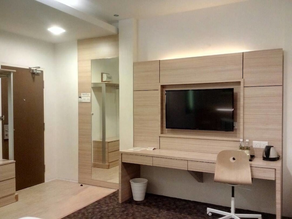 The Inn Formerly Triple Tree Xpress Hotel 34/44