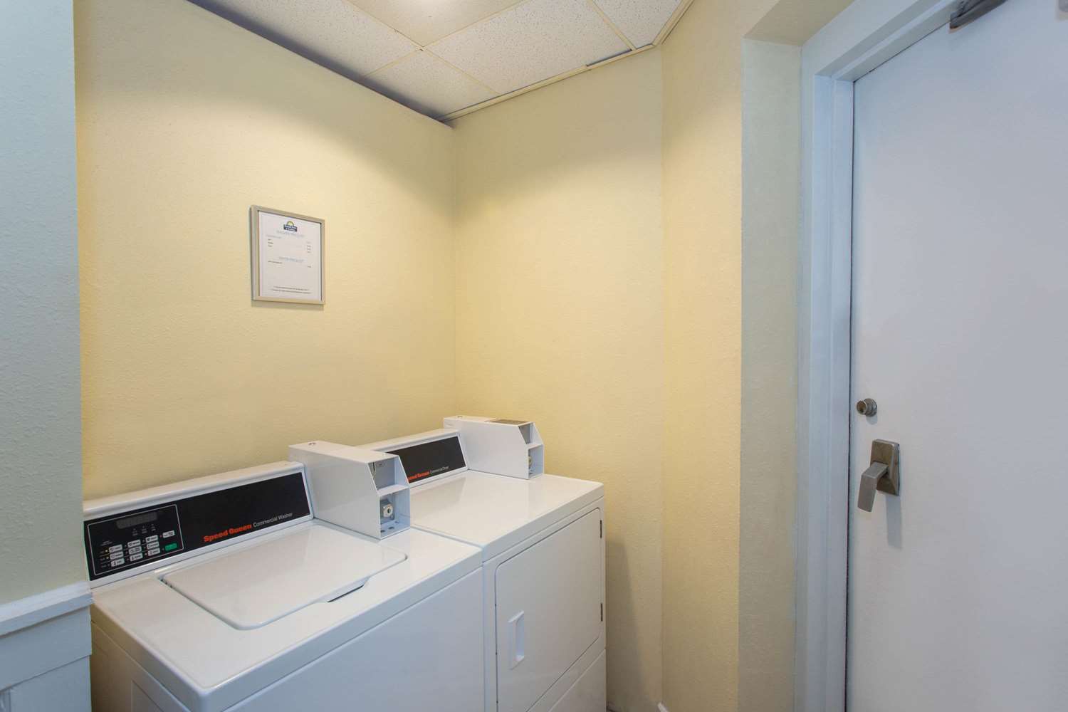 Days Inn Suites Tallahassee Conference Center I 10 Hotel 57/57