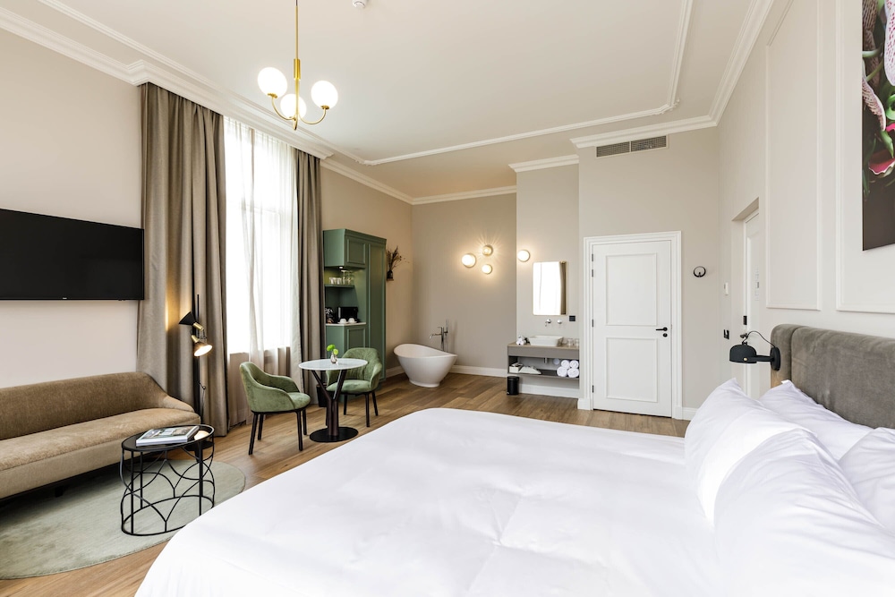 Hotel Flora Batava 8/50