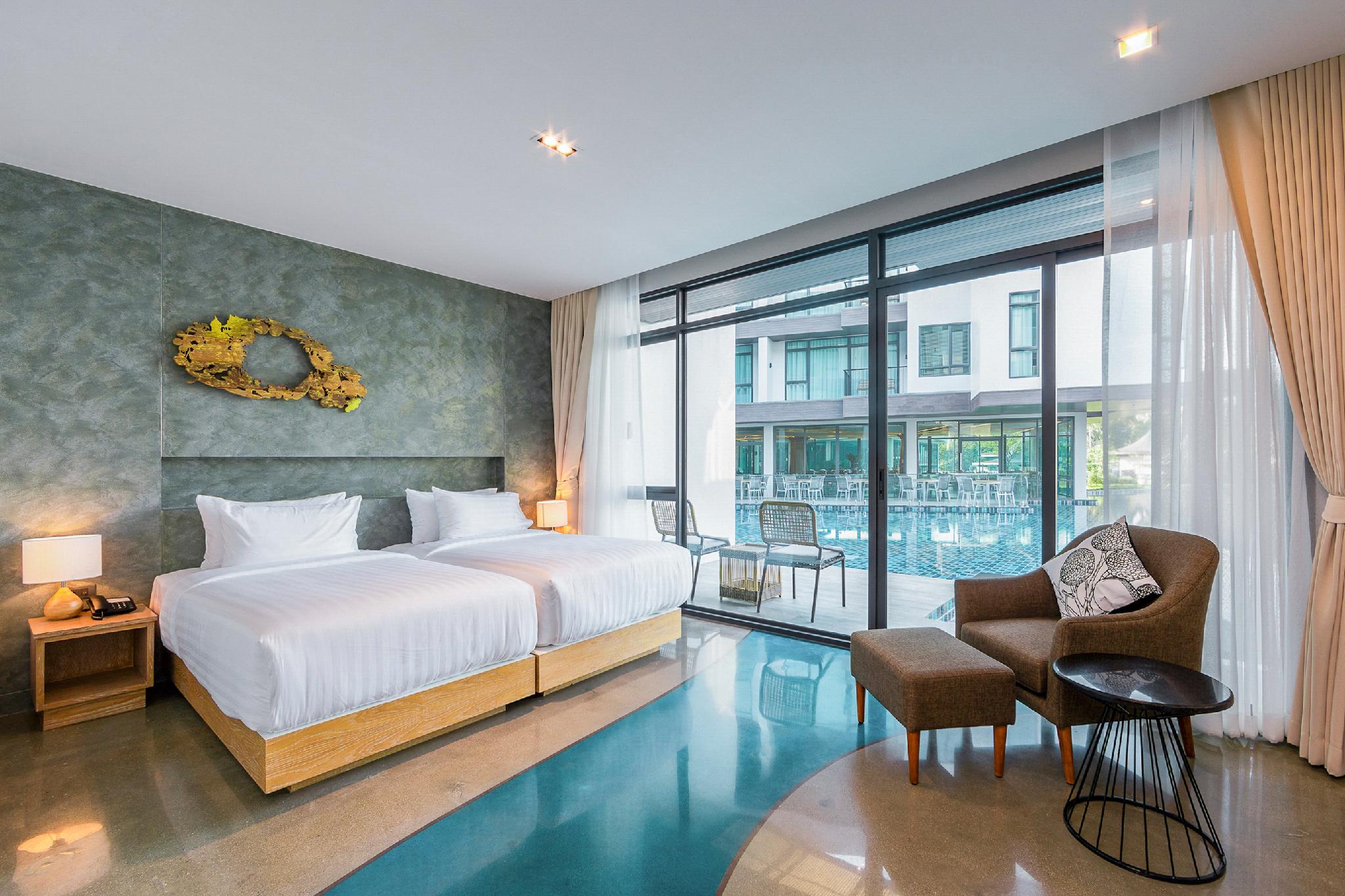 Deluxe, Twin Beds, Pool Side