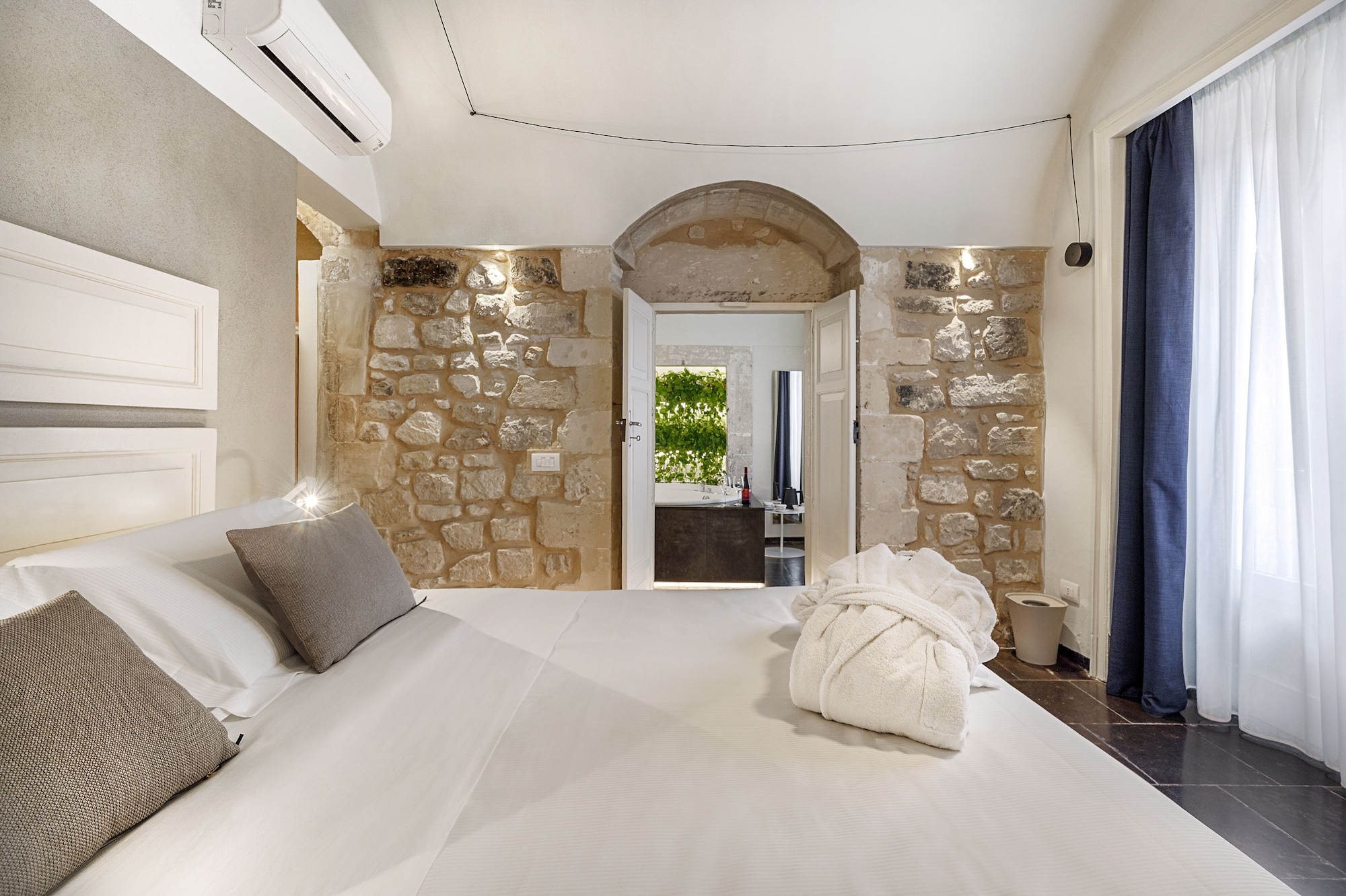 Design, Suite, Queen Bed, Hot Tub، Iblaresort 2/5