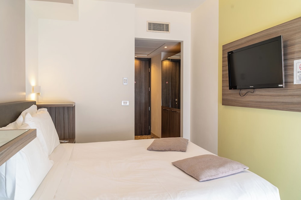 Hotel Desiree 5/67