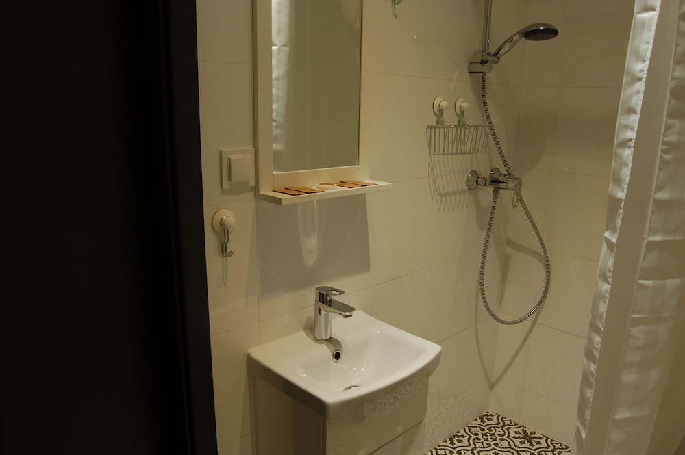 ROOM, TWIN BEDS, PRIVATE BATHROOM
