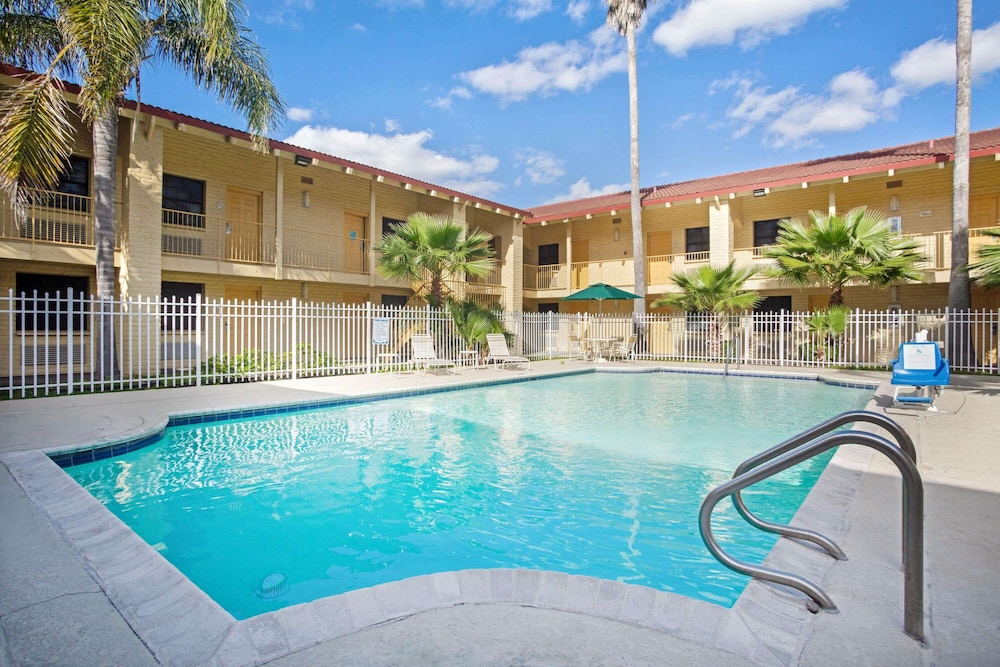 La Quinta Inn Victoria 1/53