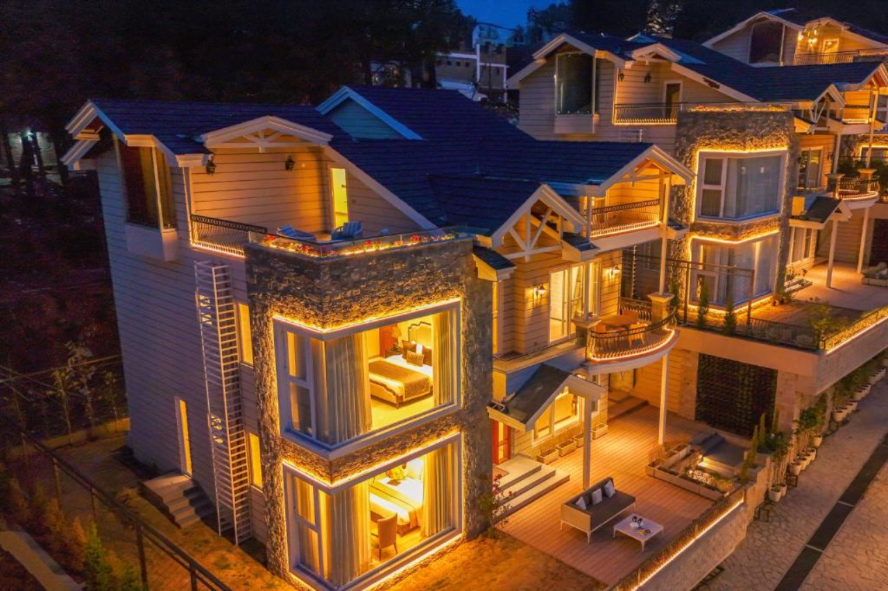 ELIVAAS Prive The Royce Lilly Luxe 4 BHK Hilltop Villa with Jacuzzi in KASAULI