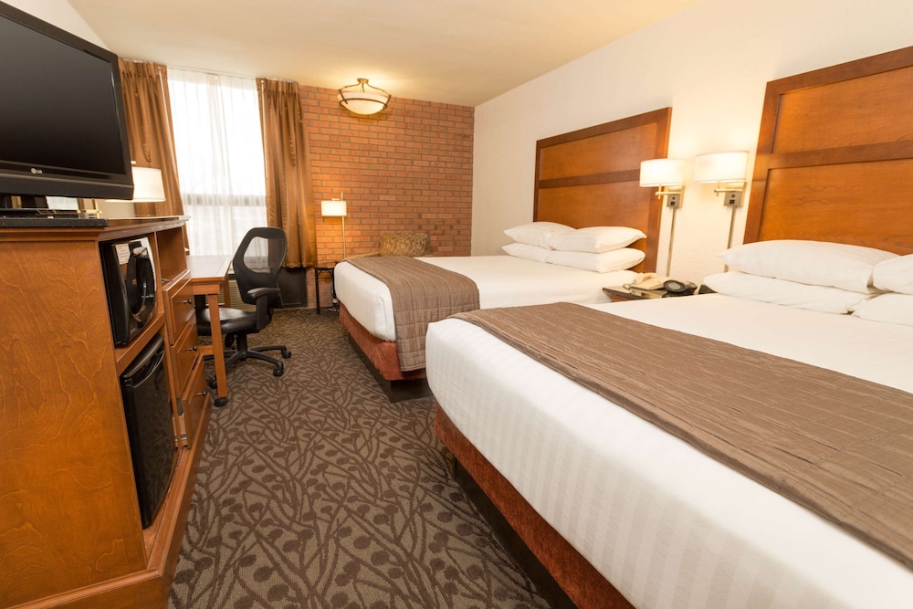 جناح بسريرين كوين بغرفتين مع أريكة، Drury Inn and Suites Frankenmuth 3/5