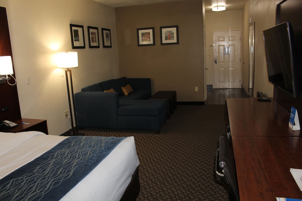 Comfort Inn & Suites Near Six Flags & Medical Center 16/36