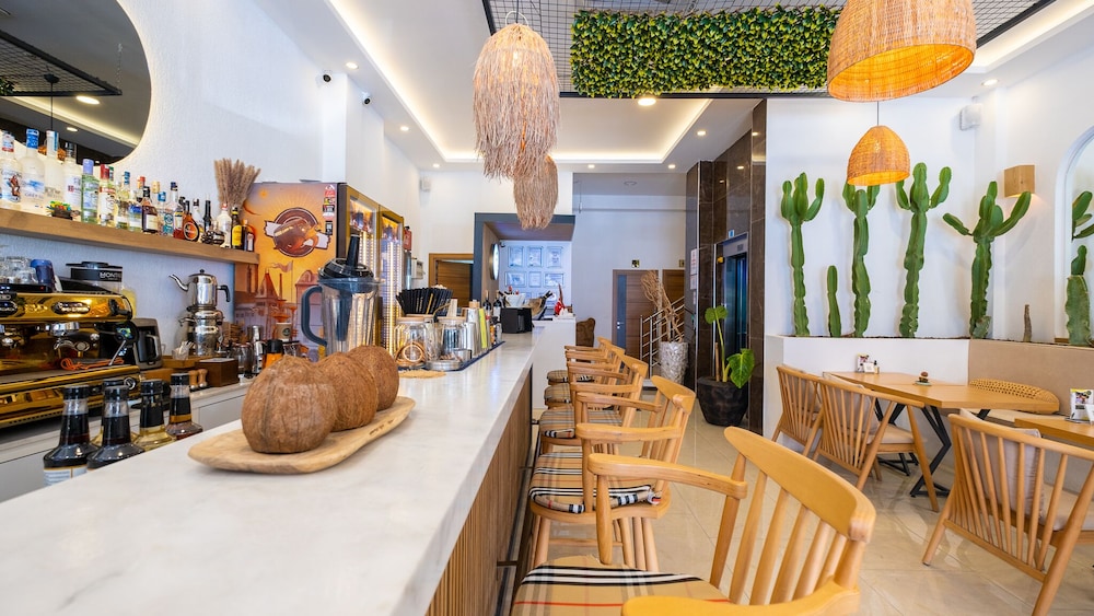 Cabana Boutique Hotel & Cafe 30/35