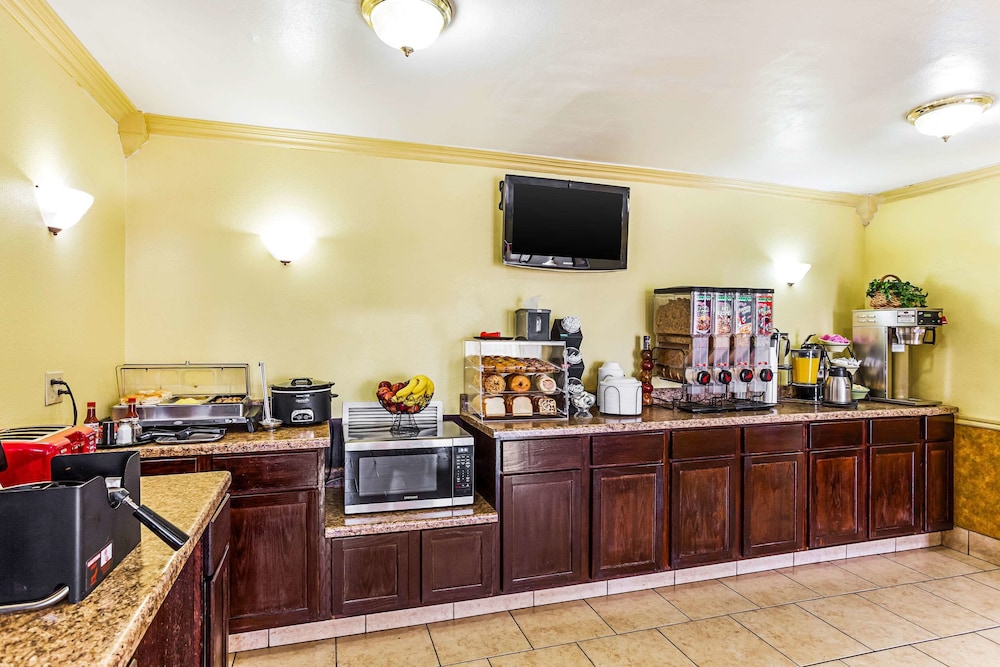 Econo Lodge McAlester 24/27
