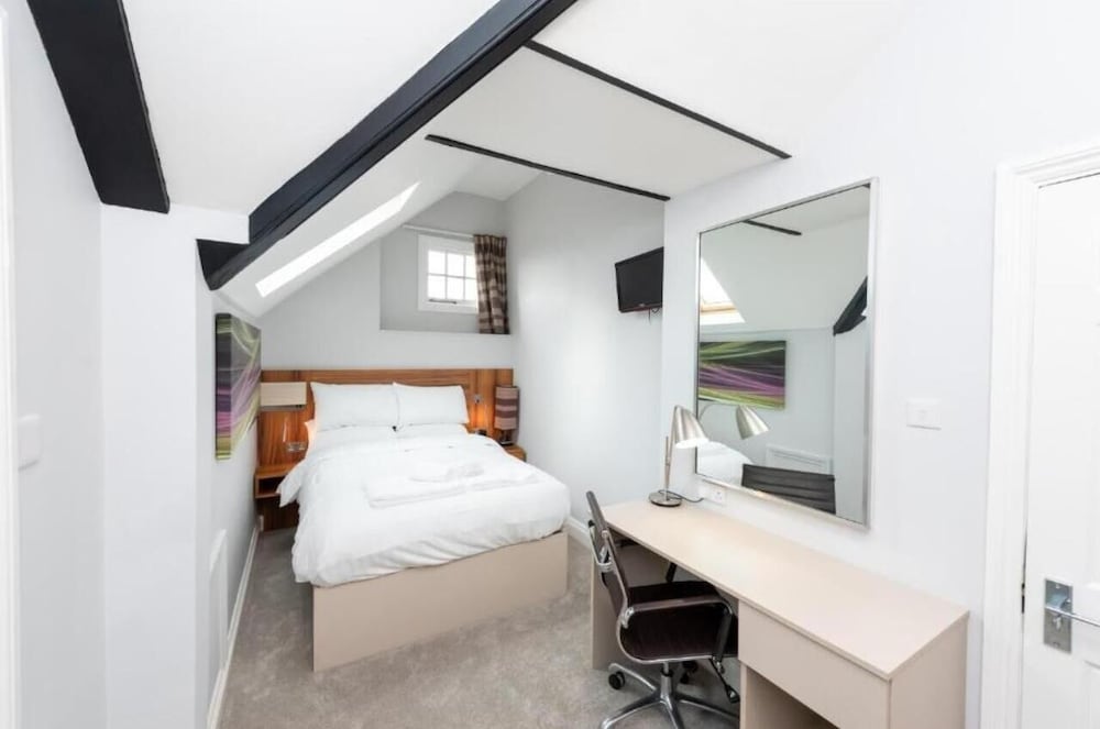 Uno Hotel Heathrow Windsor 11/28