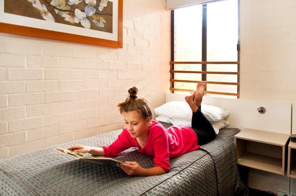 OXLEY COURT SERVICED APARTMENTS 24/41