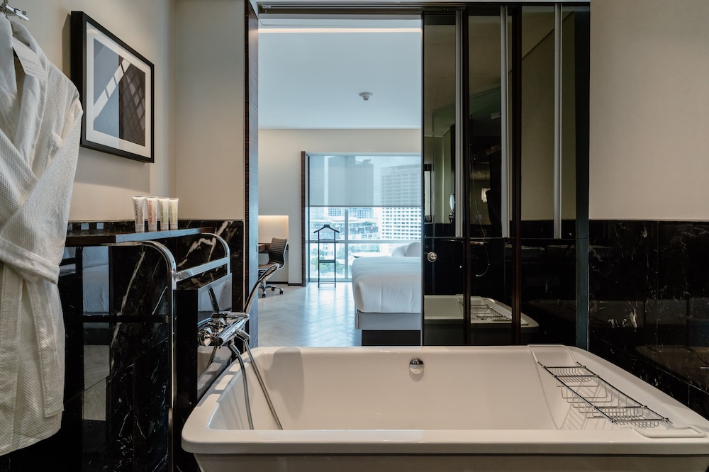LE MERIDIEN BANGKOK 42/43