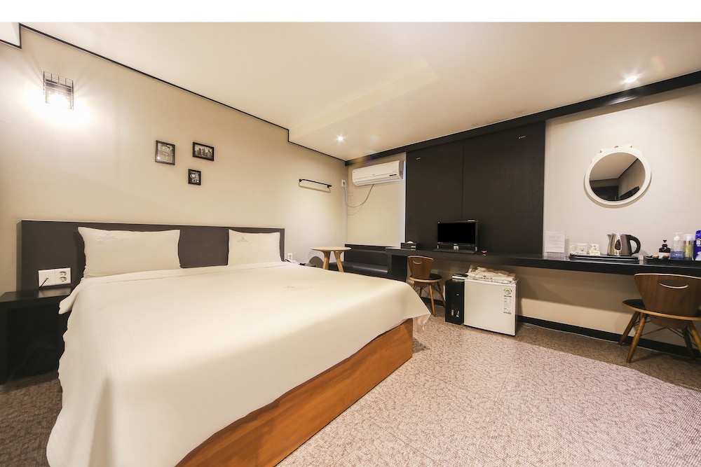 Elysee Hotel 12/44