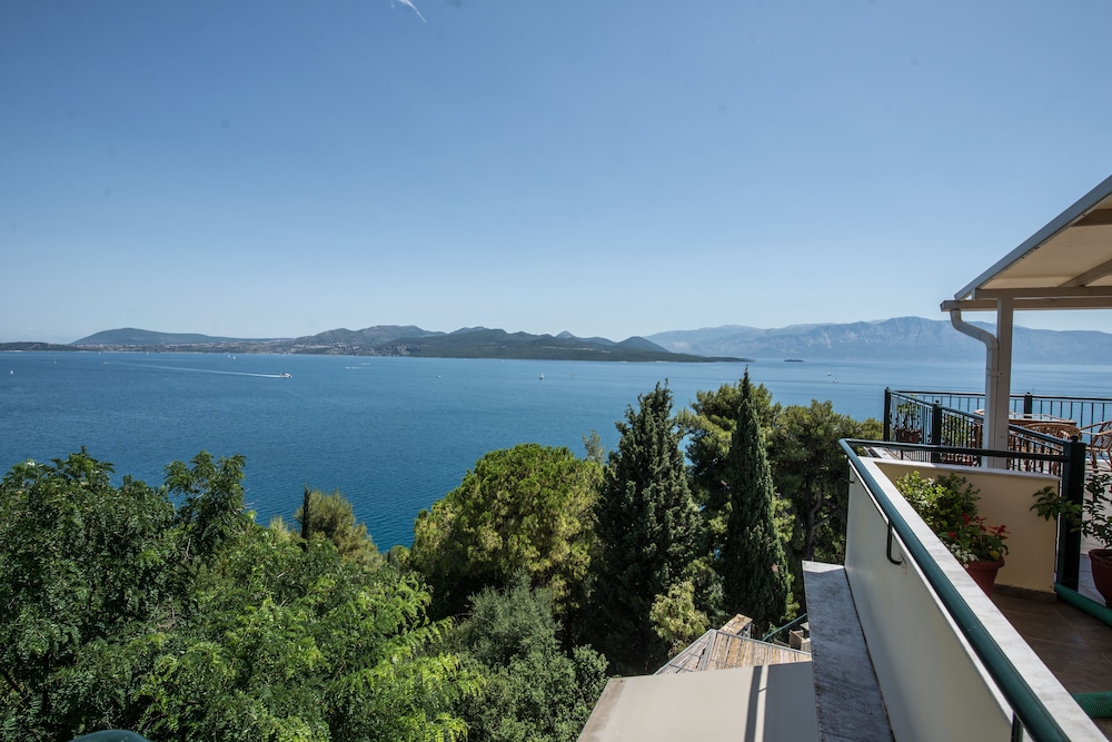 ALIKI HOTEL 34/76
