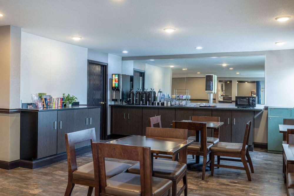 Travelodge by Wyndham Brooklyn Center 36/48