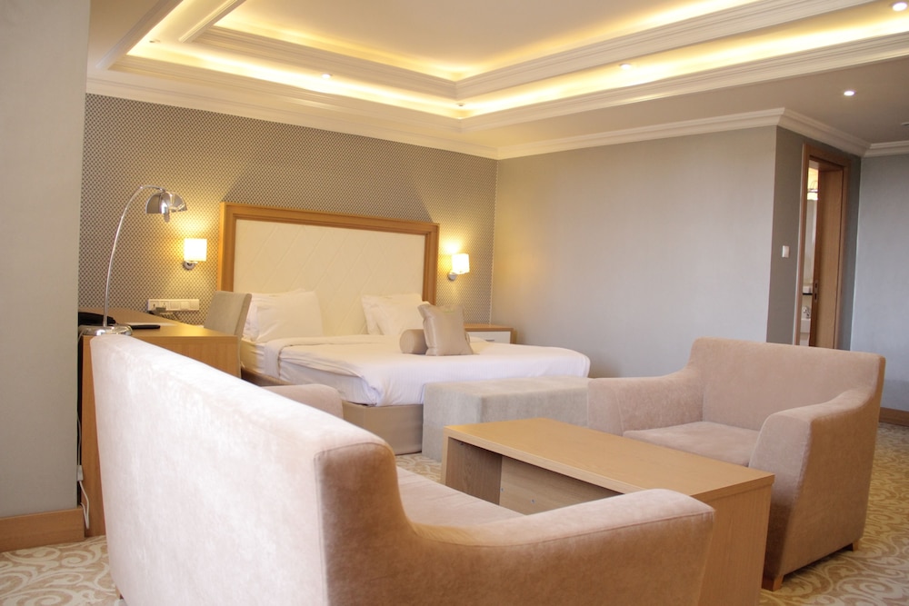 Momona Hotel 24/64
