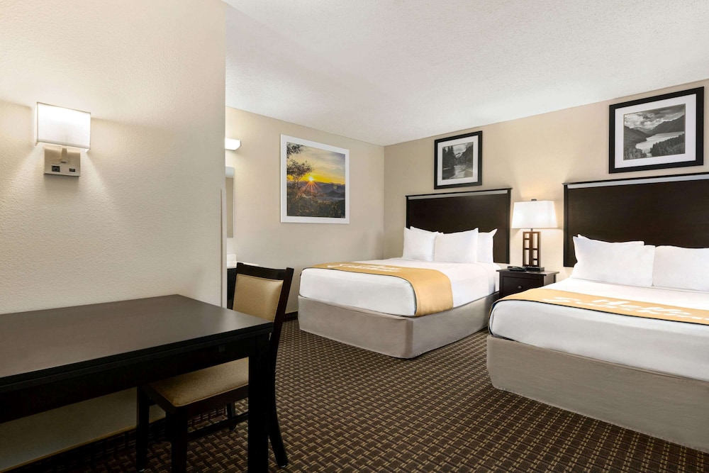 Room, 1 Queen and 1 Double Bed