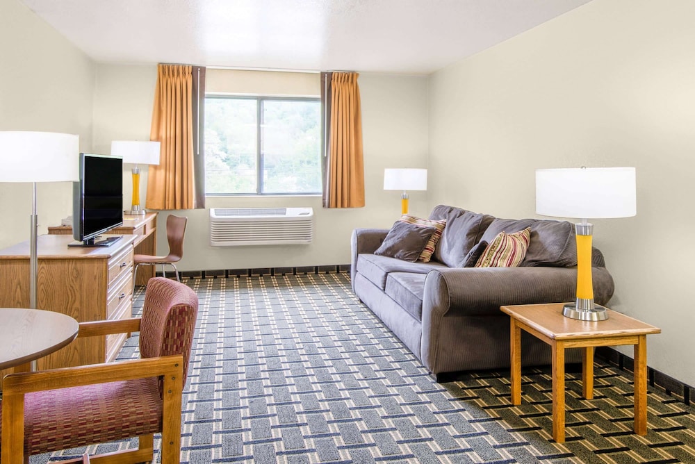 Super 8 by Wyndham Wheeling/Saint Clairsville OH Area 28/36