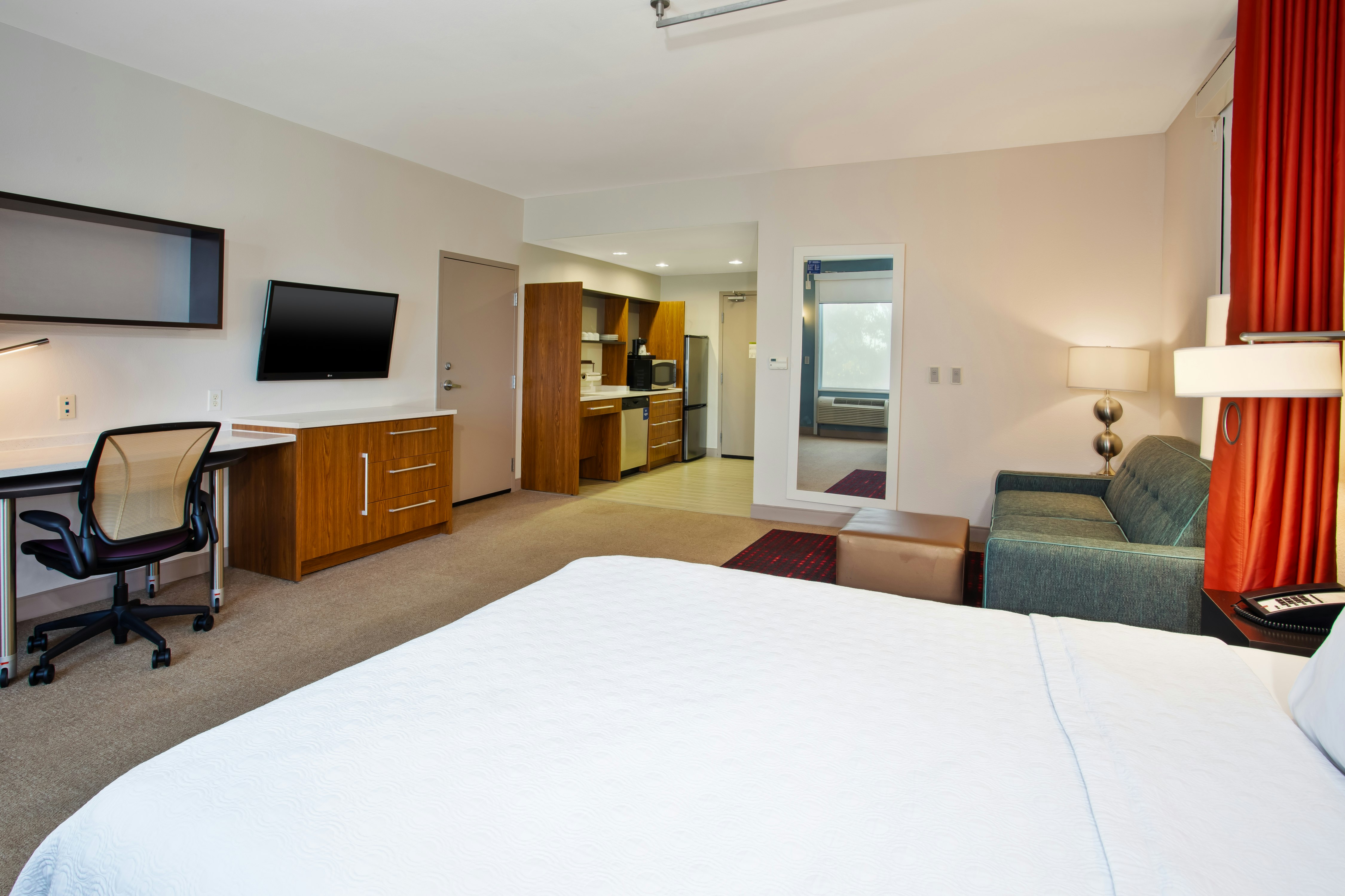 Studio, Queen Bed, Accessible