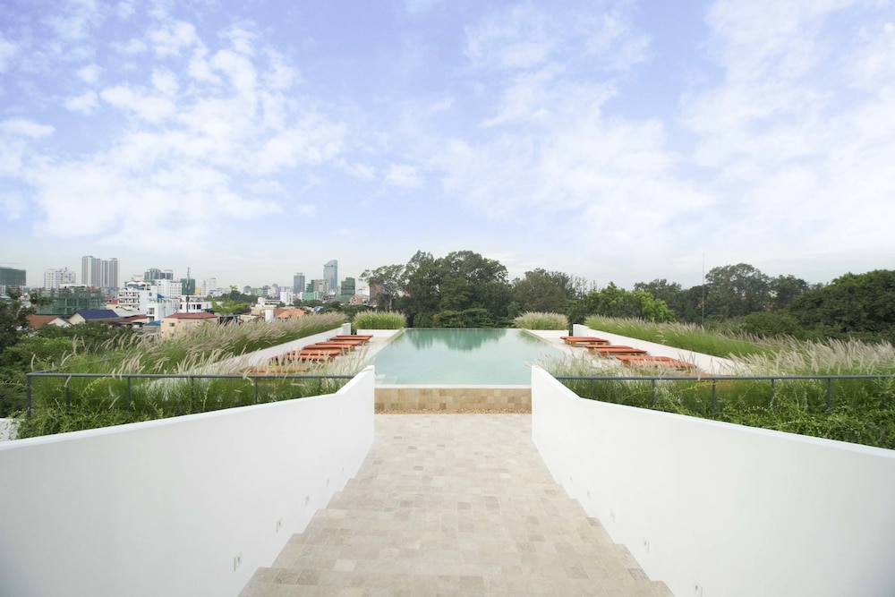 Penh House Hotel 64/74