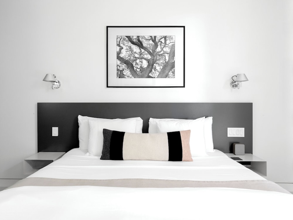 LUXURY, KING BED, PRIVATE BATHROOM, COURTYARD AREA