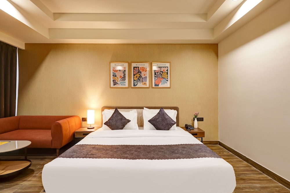 Saltstayz Premier Sector 42 - Golf Course Road 28/62