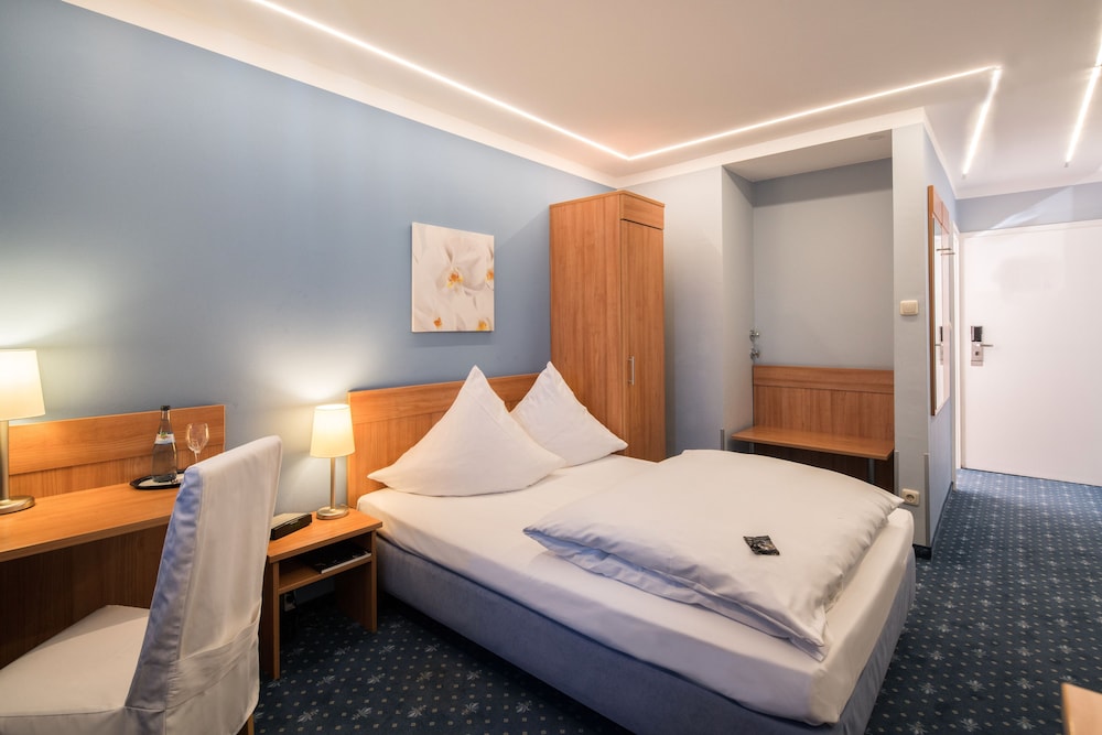 Standard, Single, Double Bed, HOTEL ISARTOR 3/5