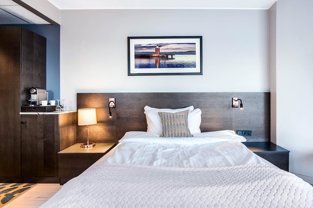 Superior, Queen Bed, Sofa