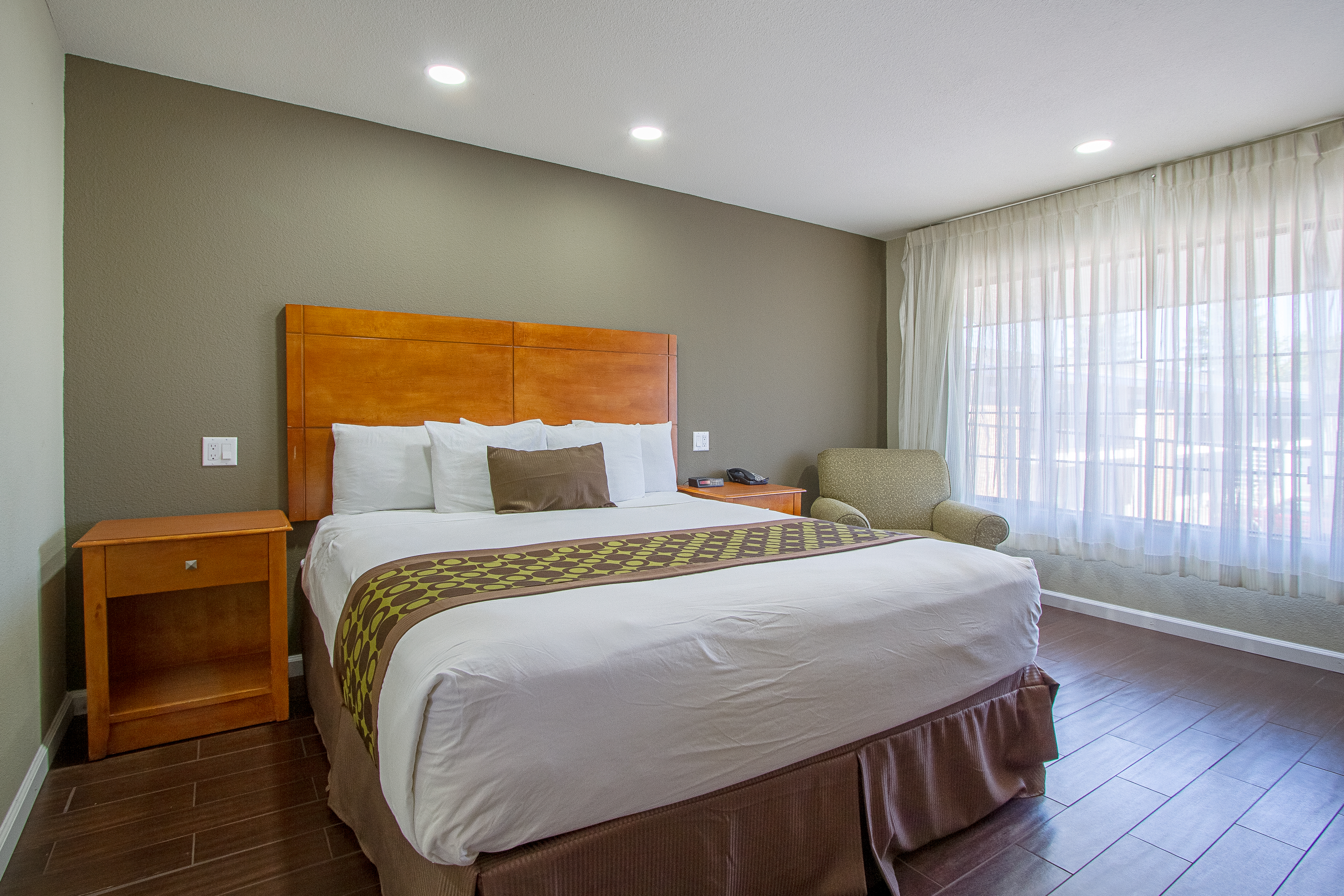 1 King Bed - Non-Smoking