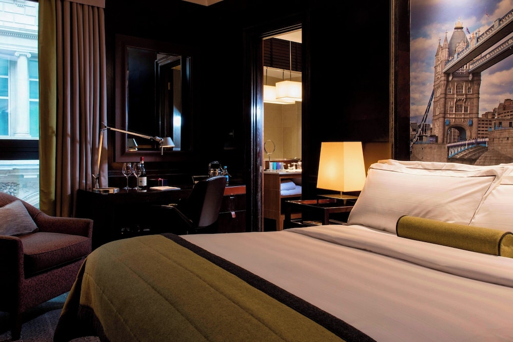 EXECUTIVE, KING BED