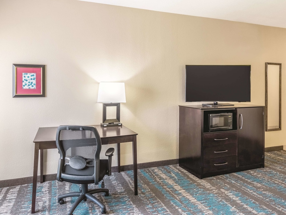 La Quinta Inn & Suites by Wyndham Dallas Grand Prairie South 39/44