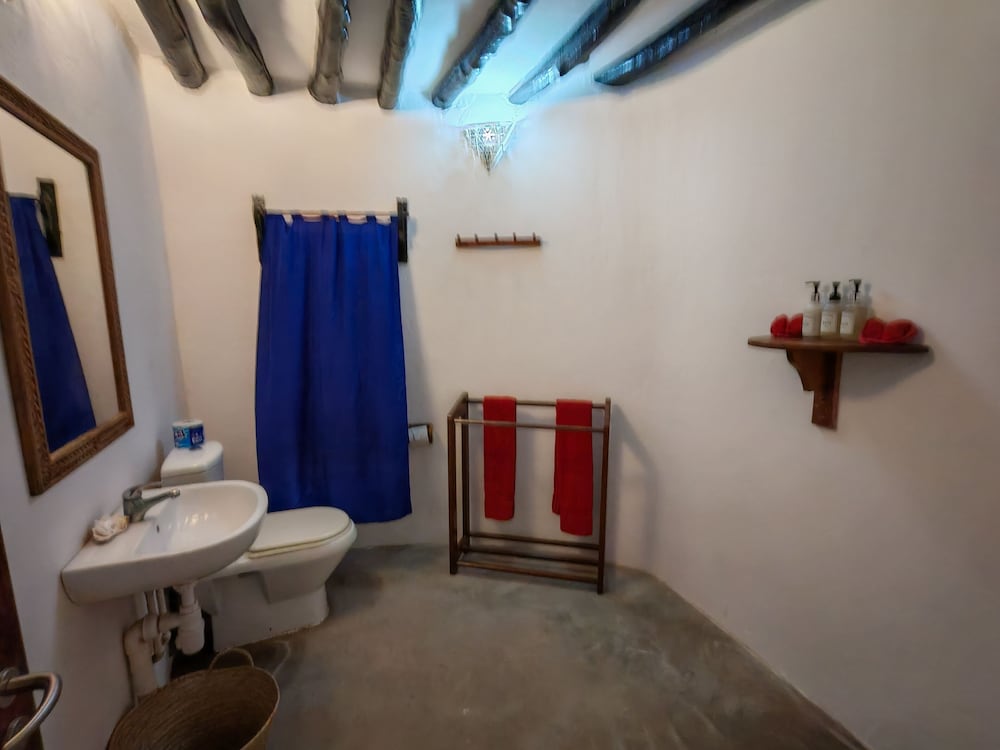 Unguja Lodge 50/50