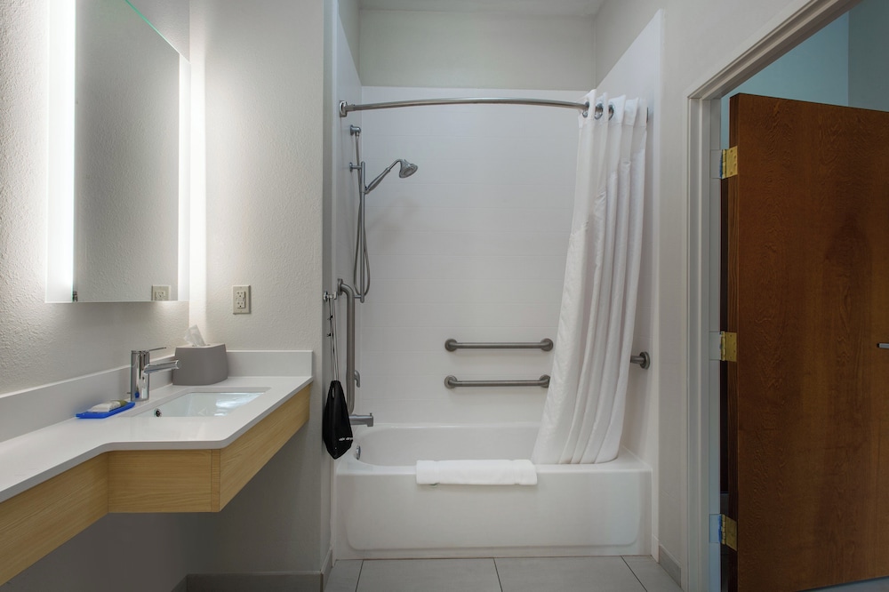 غرفة بسرير كينج لذوي الإعاقة، Holiday Inn Express Hotel Suites Lewisburg 4/4