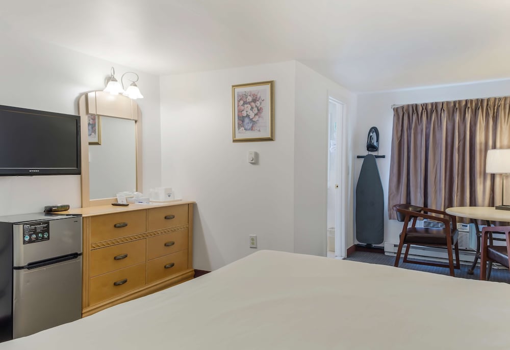Americas Best Value Inn Suites Hyannis Cape Cod 25/42