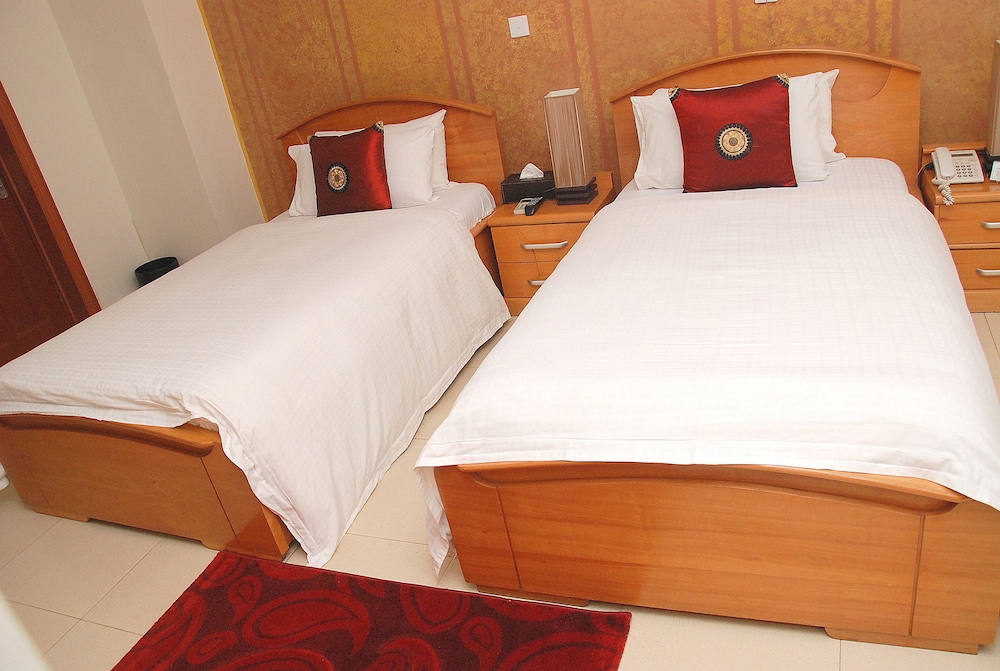 Airport West Hotel 17/75