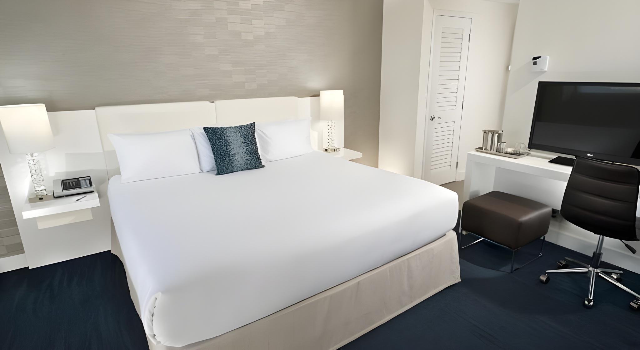 Savvy, King Bed, Accessible