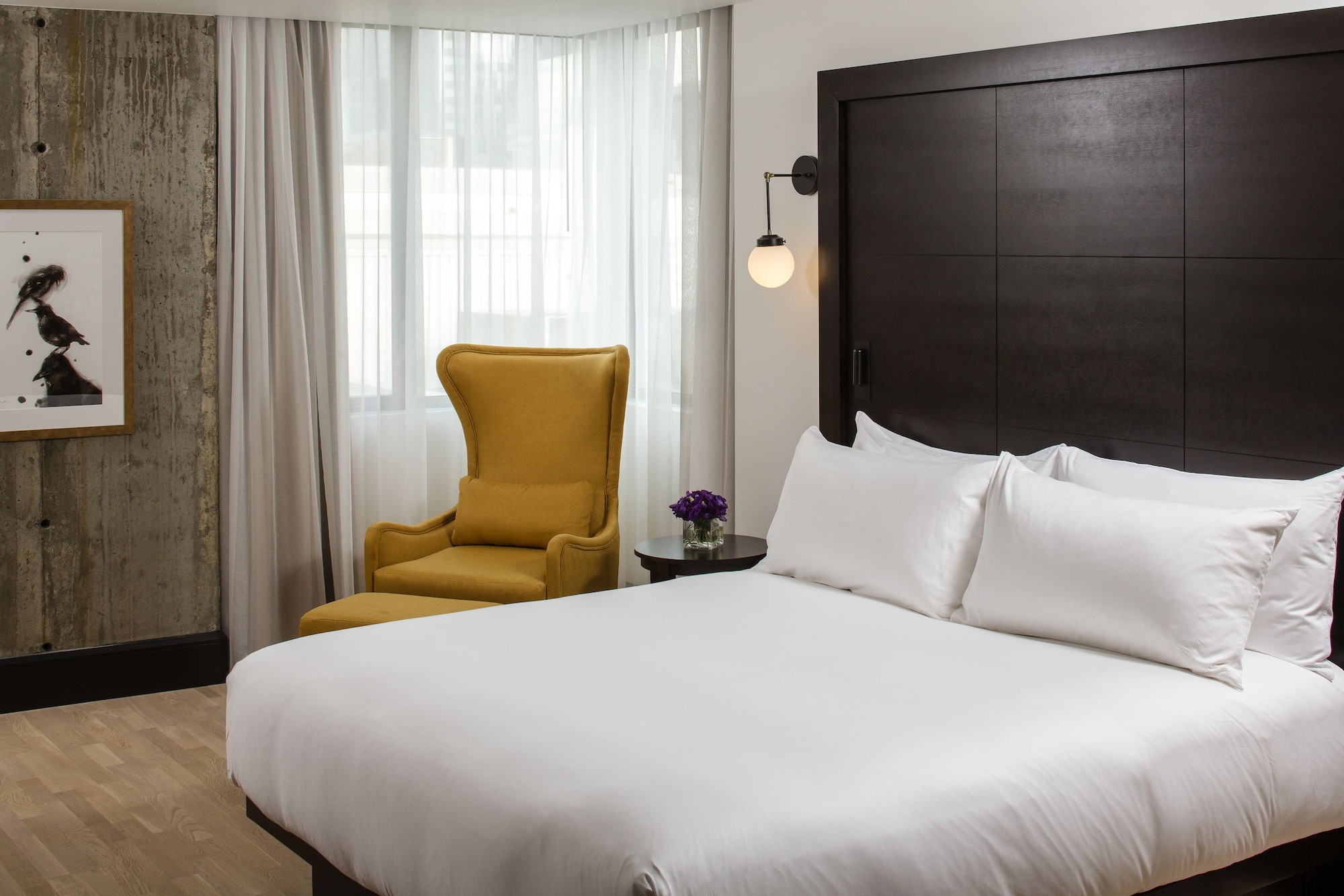 DELUXE, KING BED