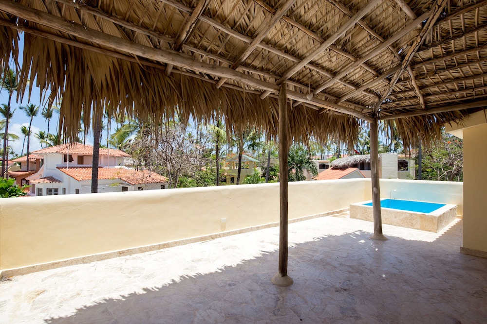 Los Corales Beach Village 68/73