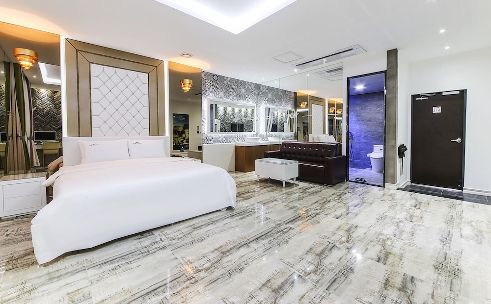 Bentley Business Hotel 8/23