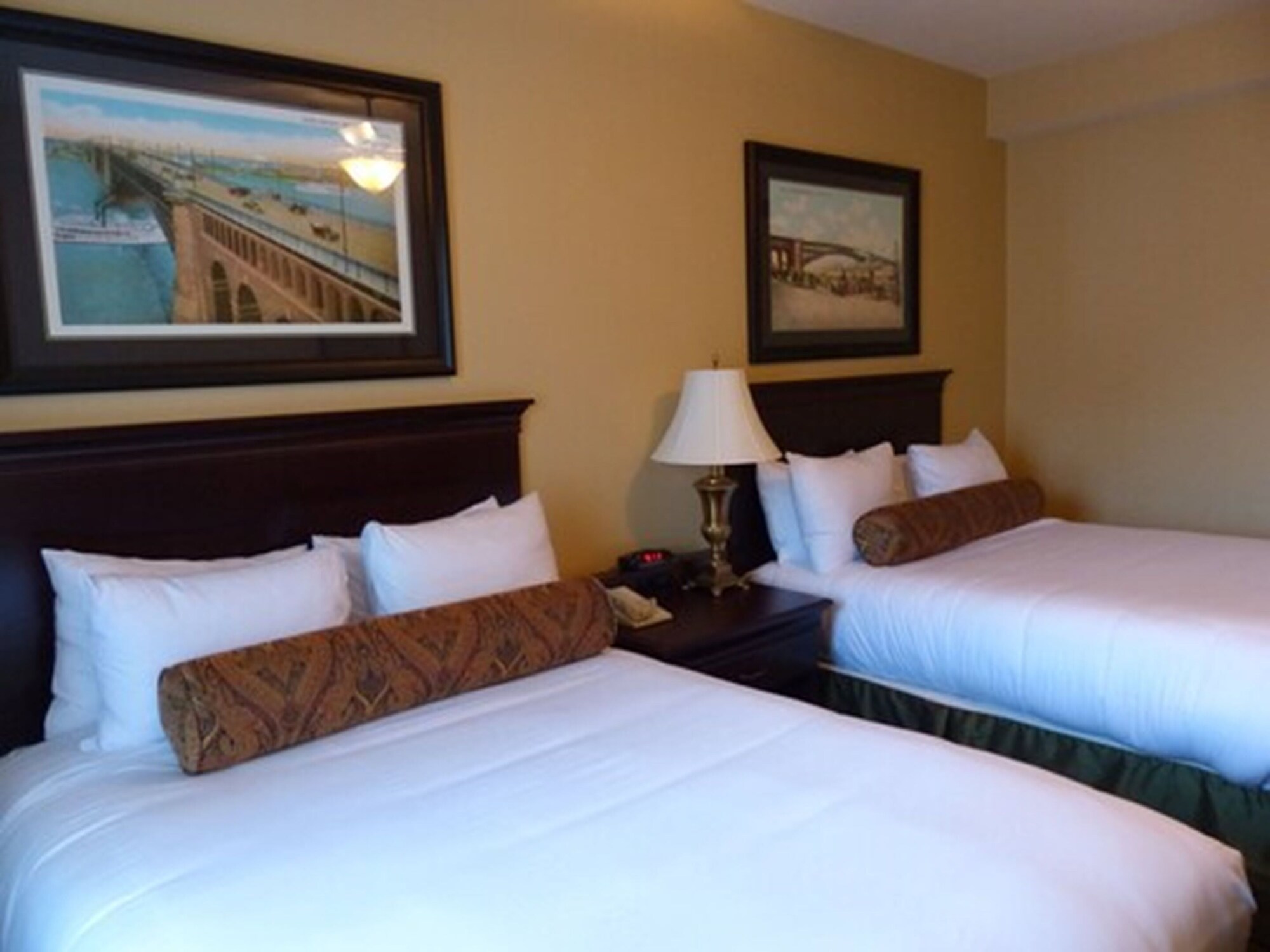 DELUXE, 2 QUEEN BEDS