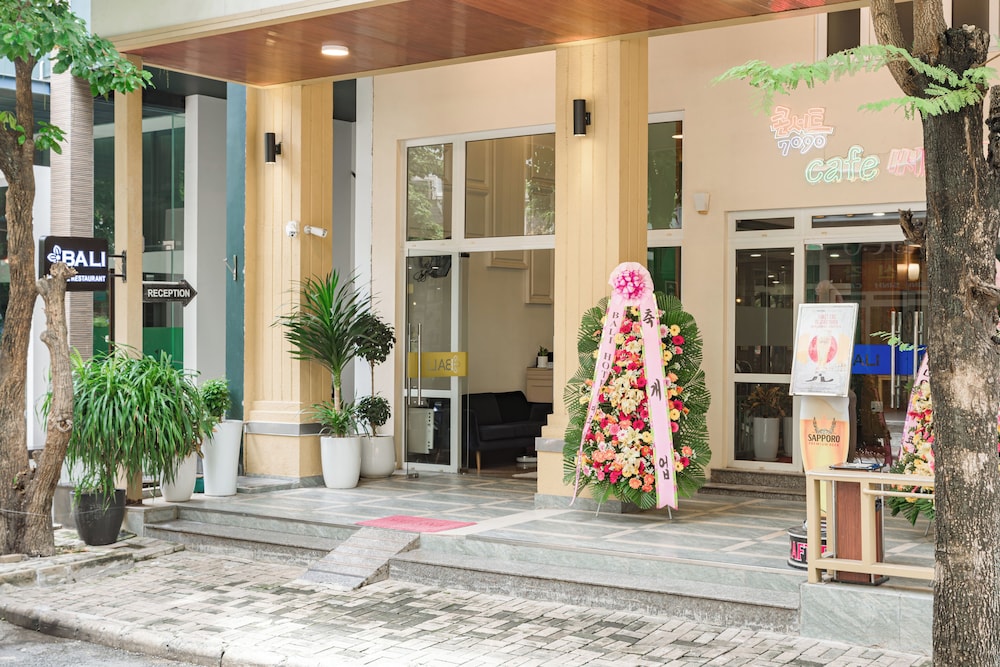 Bali Hotel 3/90