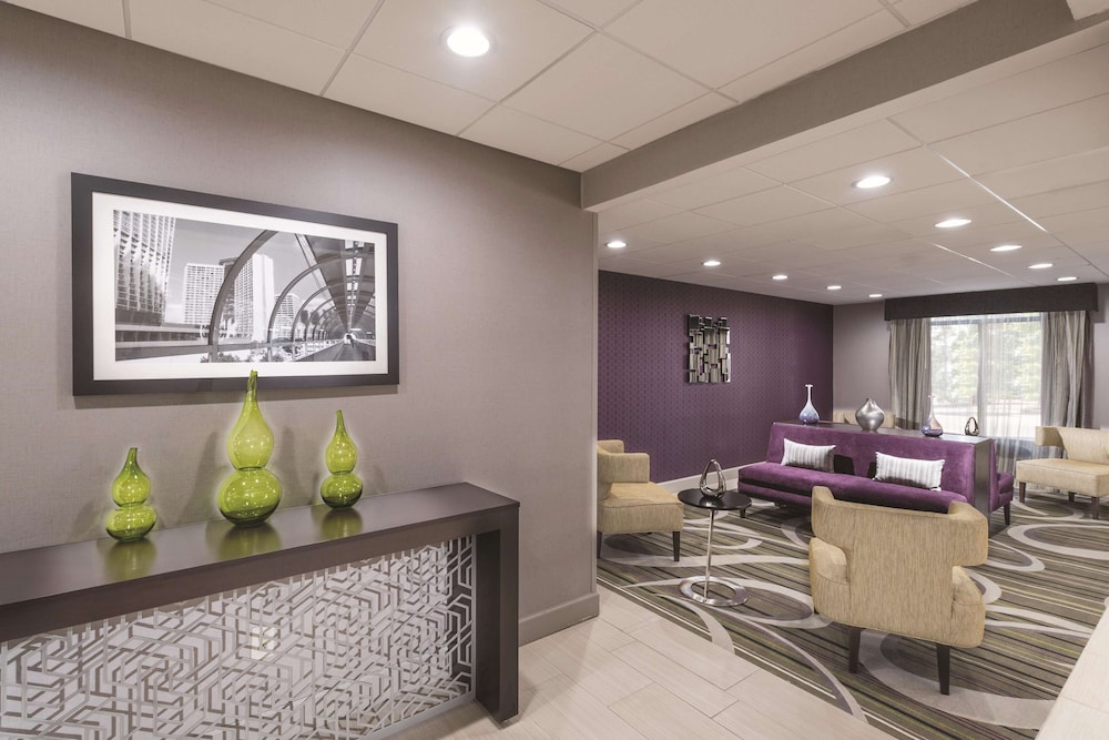 La Quinta Inn and Suites by Wyndham Kennesaw 11/46