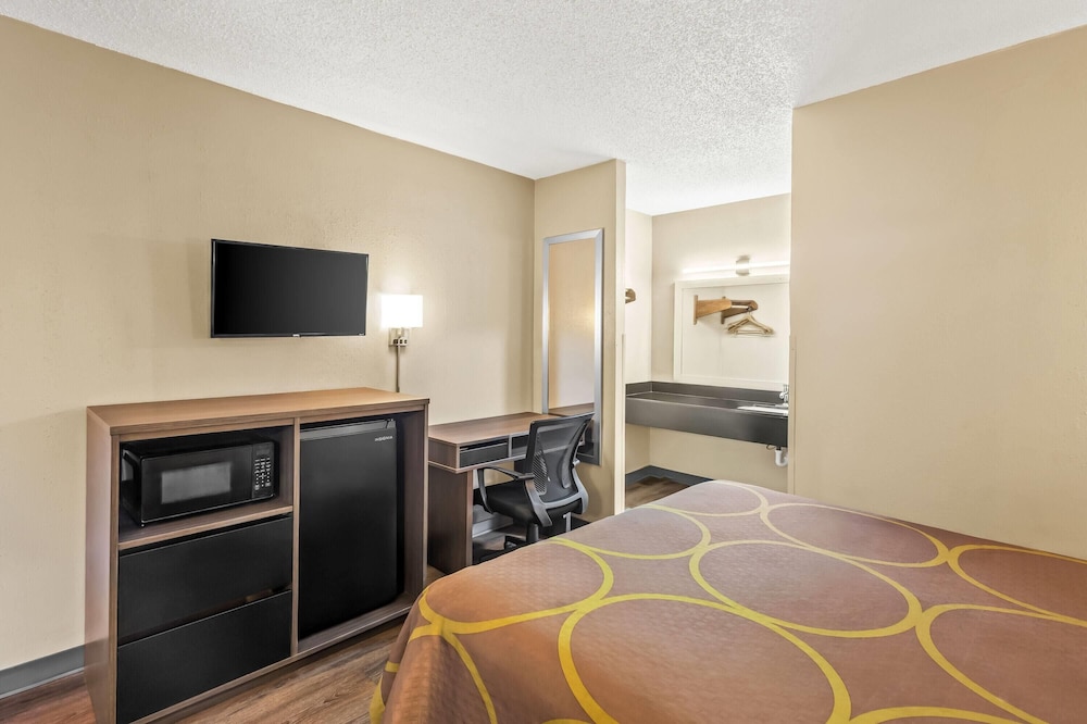 Super 8 by Wyndham Commerce 27/45