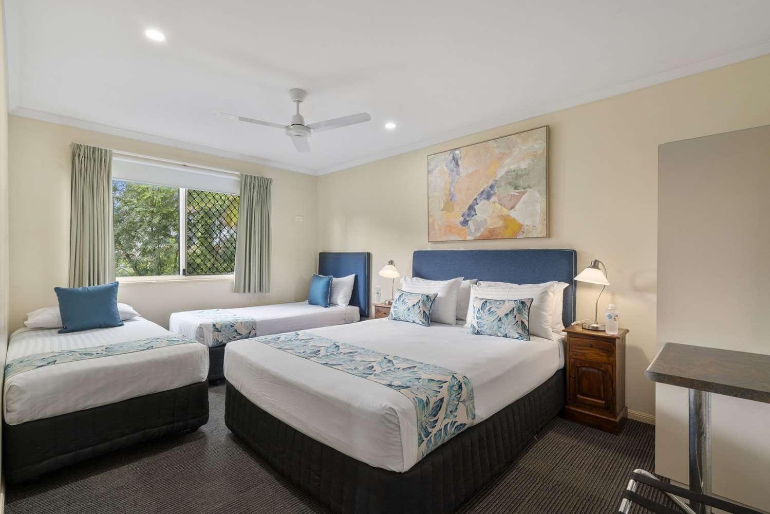 2 Bedrooms, Apartment, 2 Queen and Twin Beds, Kitchenette