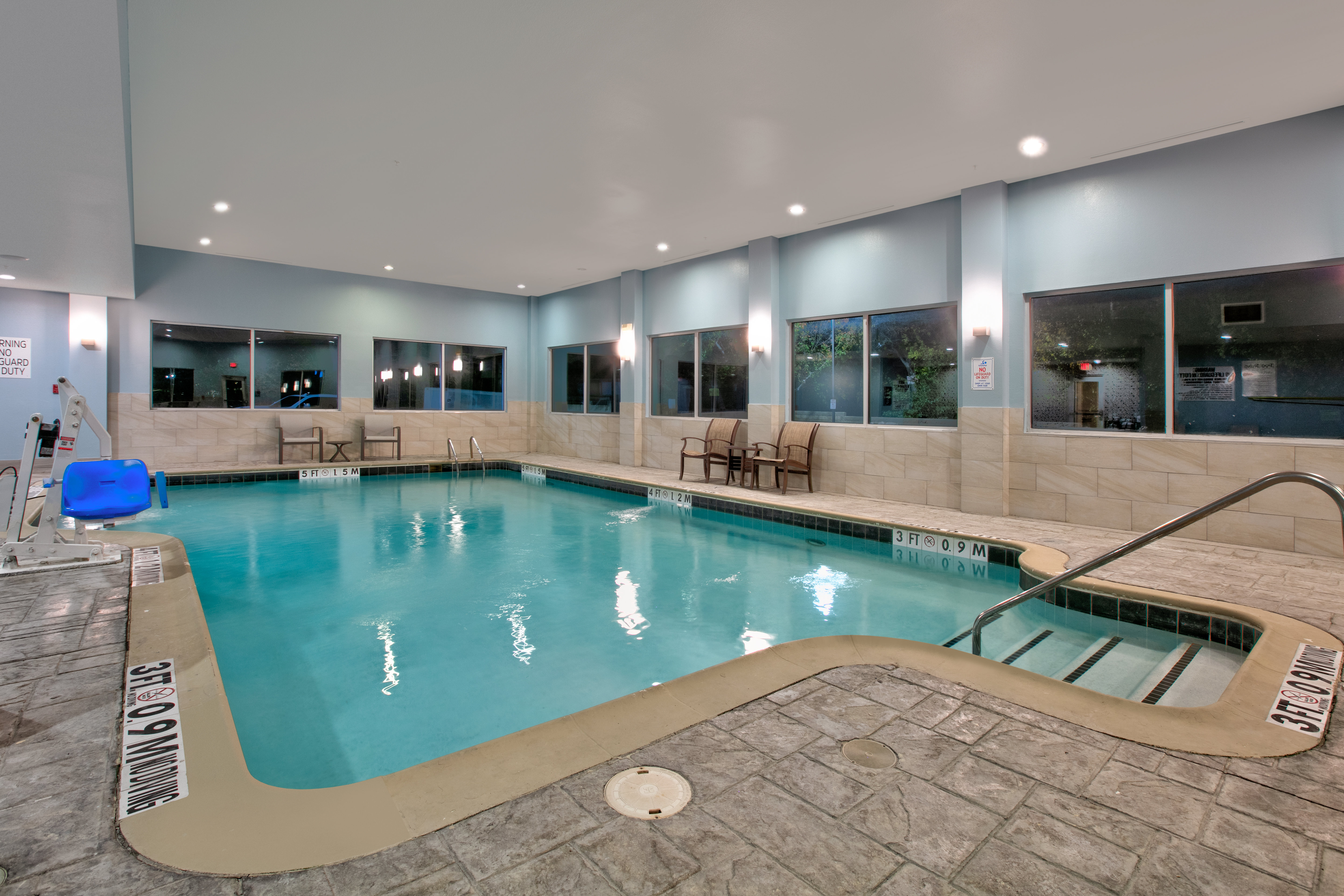 Holiday Inn Express Amp Suites North Dallas At Preston 33/48