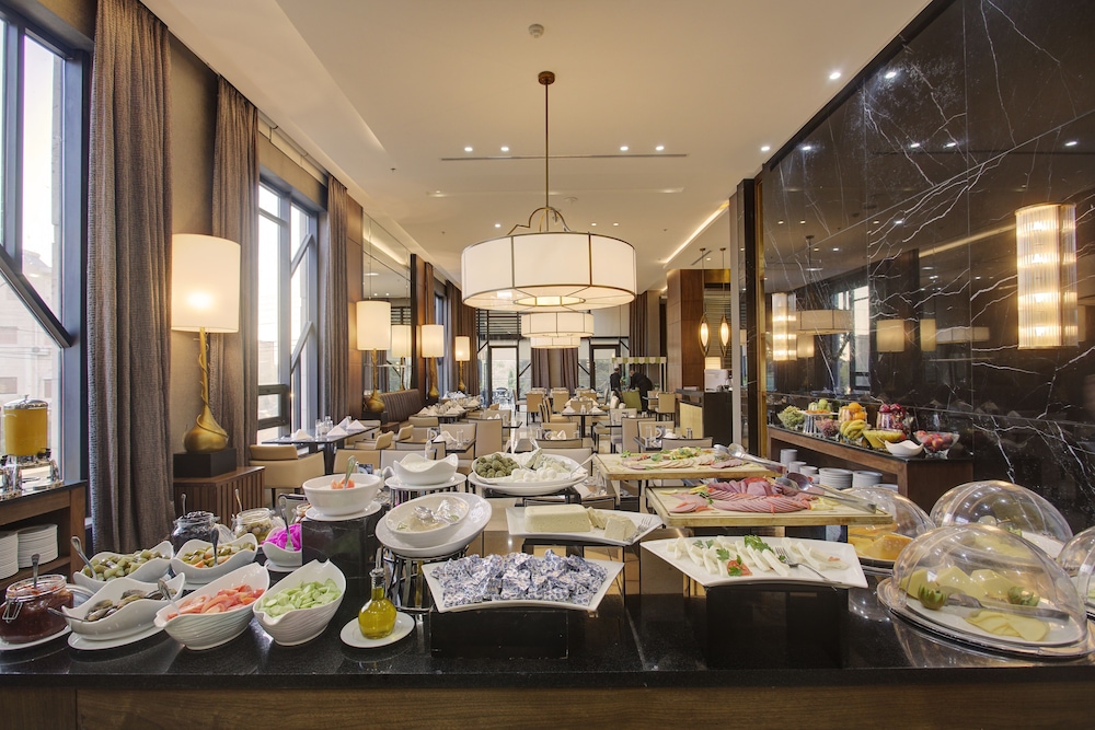 The House Boutique Suites 58/68