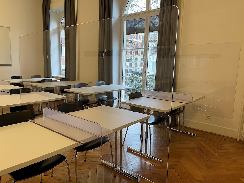 Geneva Hostel 45/70