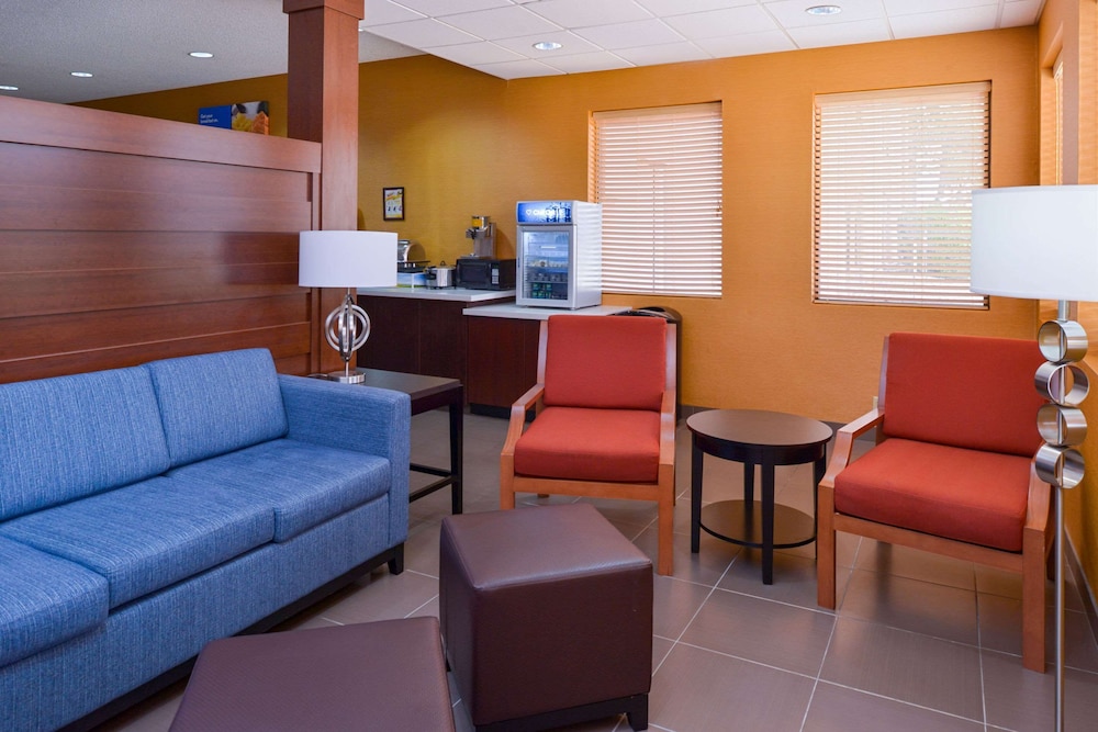 Holiday Inn Express And Suites Joplin Southeast by IHG 40/58