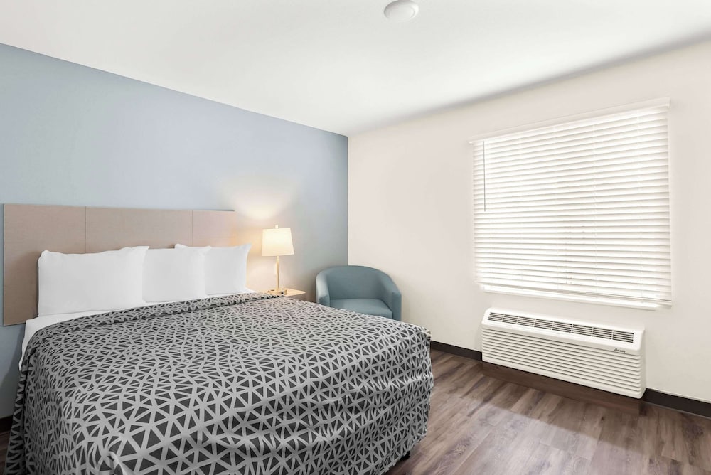 Efficiency, Suite, Queen Bed, Accessible