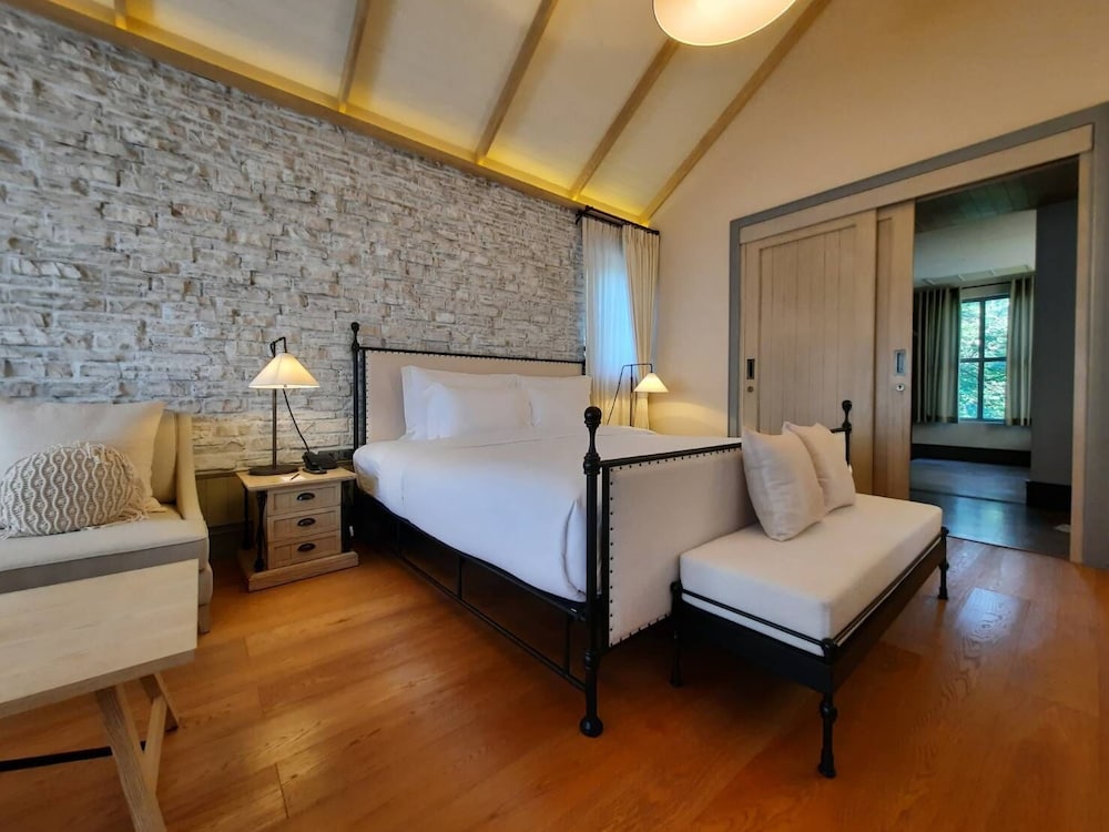 Mansion, 4 King Beds